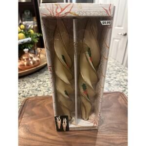 NIB Robert Alan Candle Co Swirl Feather Taper Set Holly Ivory Gold Trim 12”